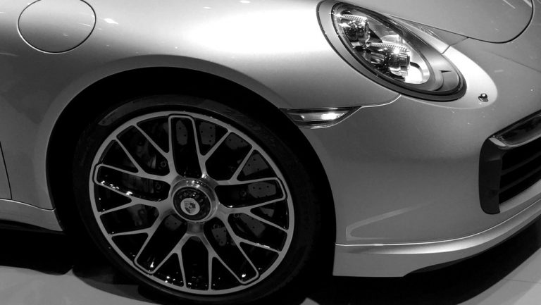 Détail roue et aile avant d'une Porsche 911 Turbo argentée