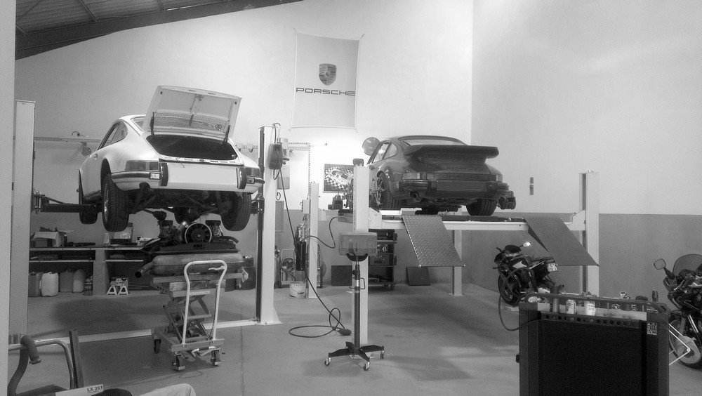 Porsche 911 sur pont élévateur dans l'atelier ZKS Motorsport