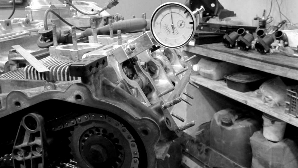 Moteur Porsche flat-six en cours de réfection avec comparateur