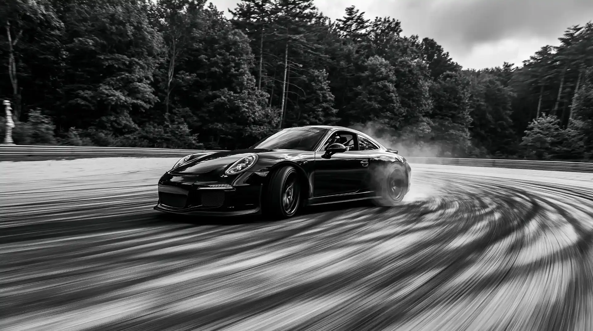 Porsche 911 GT3 préparée pour la piste dans la voie des stands